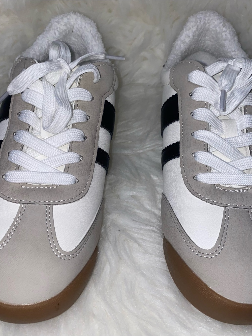 Woman sneakers New size 9 DV DOLCE VITA Black Stripe